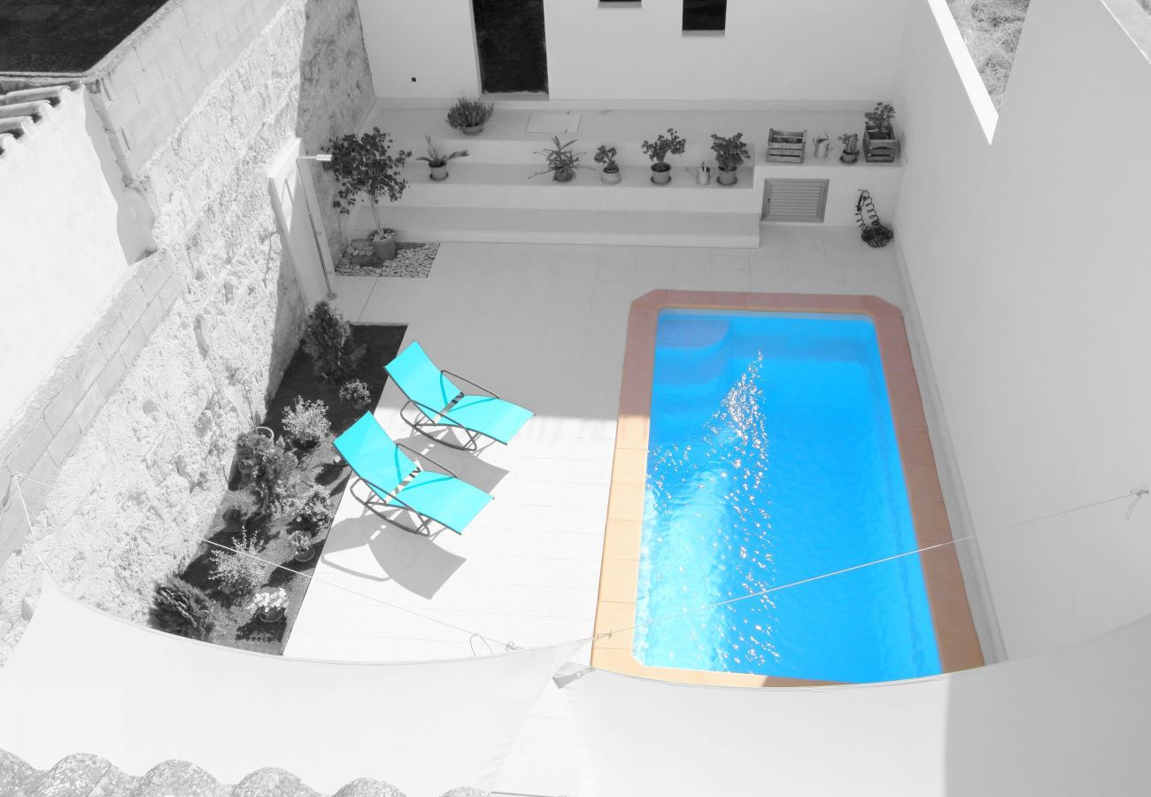 Blick auf den Pool von der ersten Etage des Dorfhauses in Muro