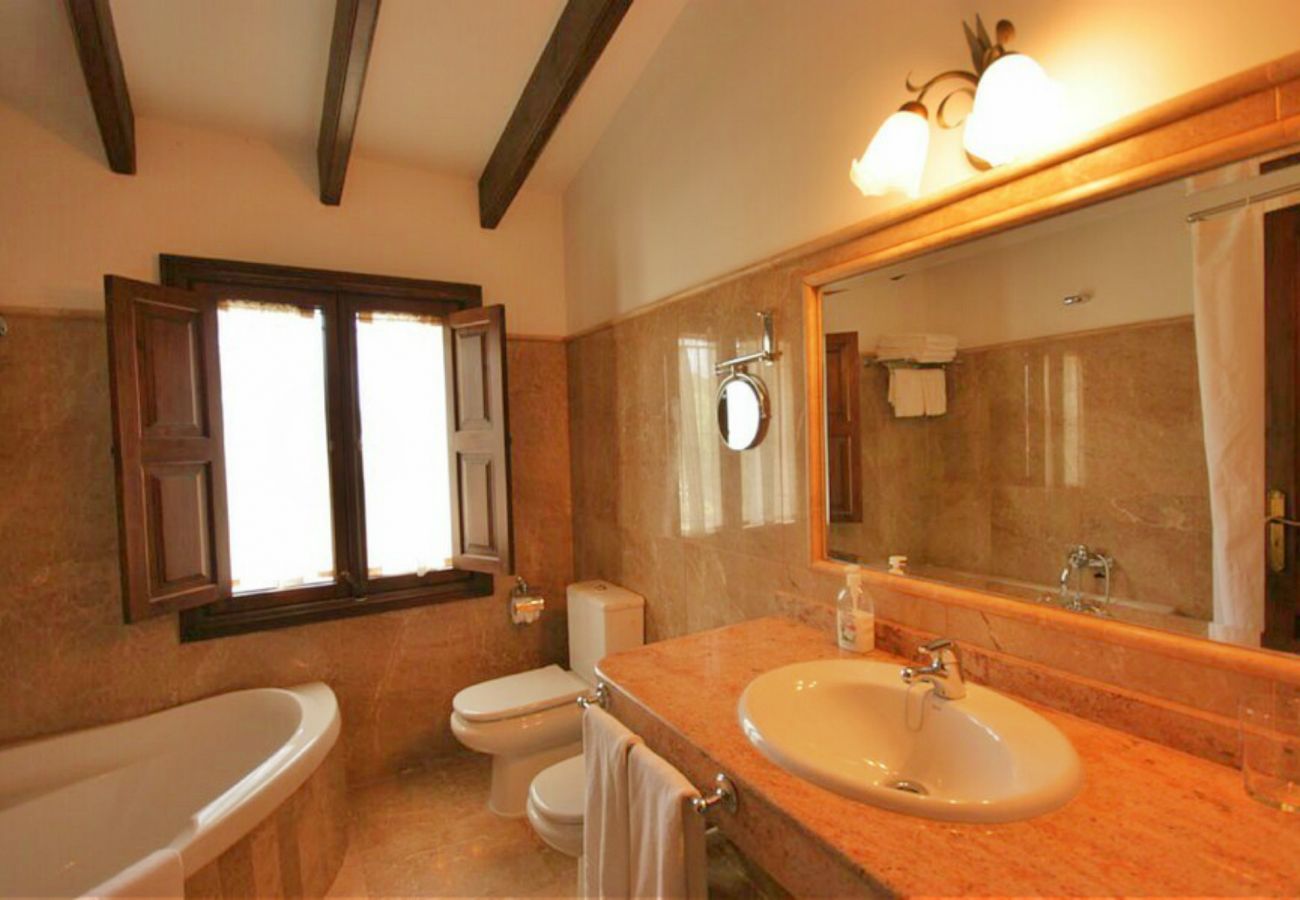Das Badezimmer der Villa in Petra hat eine Badewanne