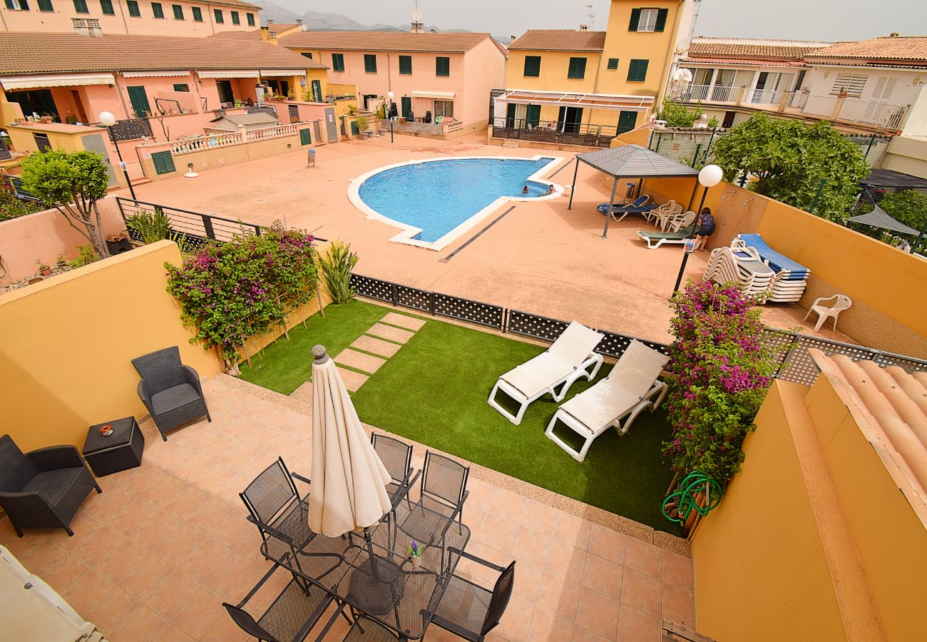 Foto Schwimmbad mit Terrasse und Garten für Ferien
