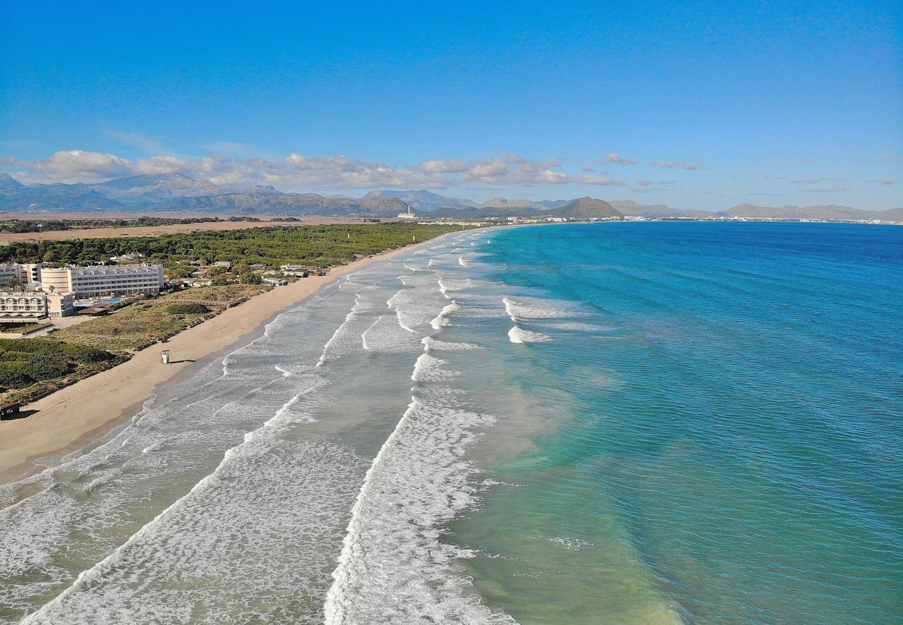 Spektakuläres Foto vom Himmel des Can Picafort Strandes