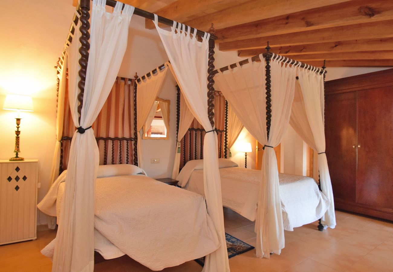Schlafzimmer der Finca in Alcudia mit Aussicht