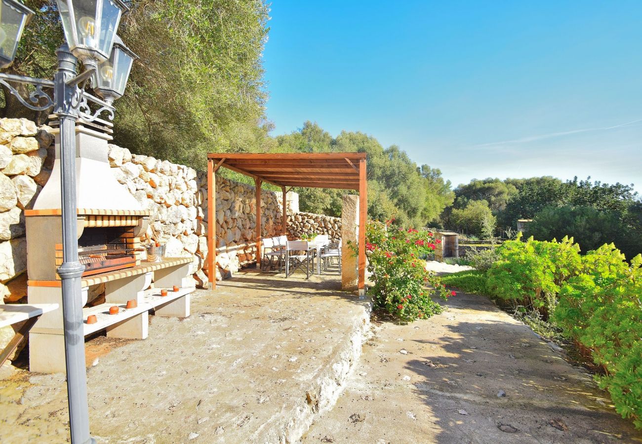 Die Villa in Alcudia hat eine Terrasse mit Grillplatz.