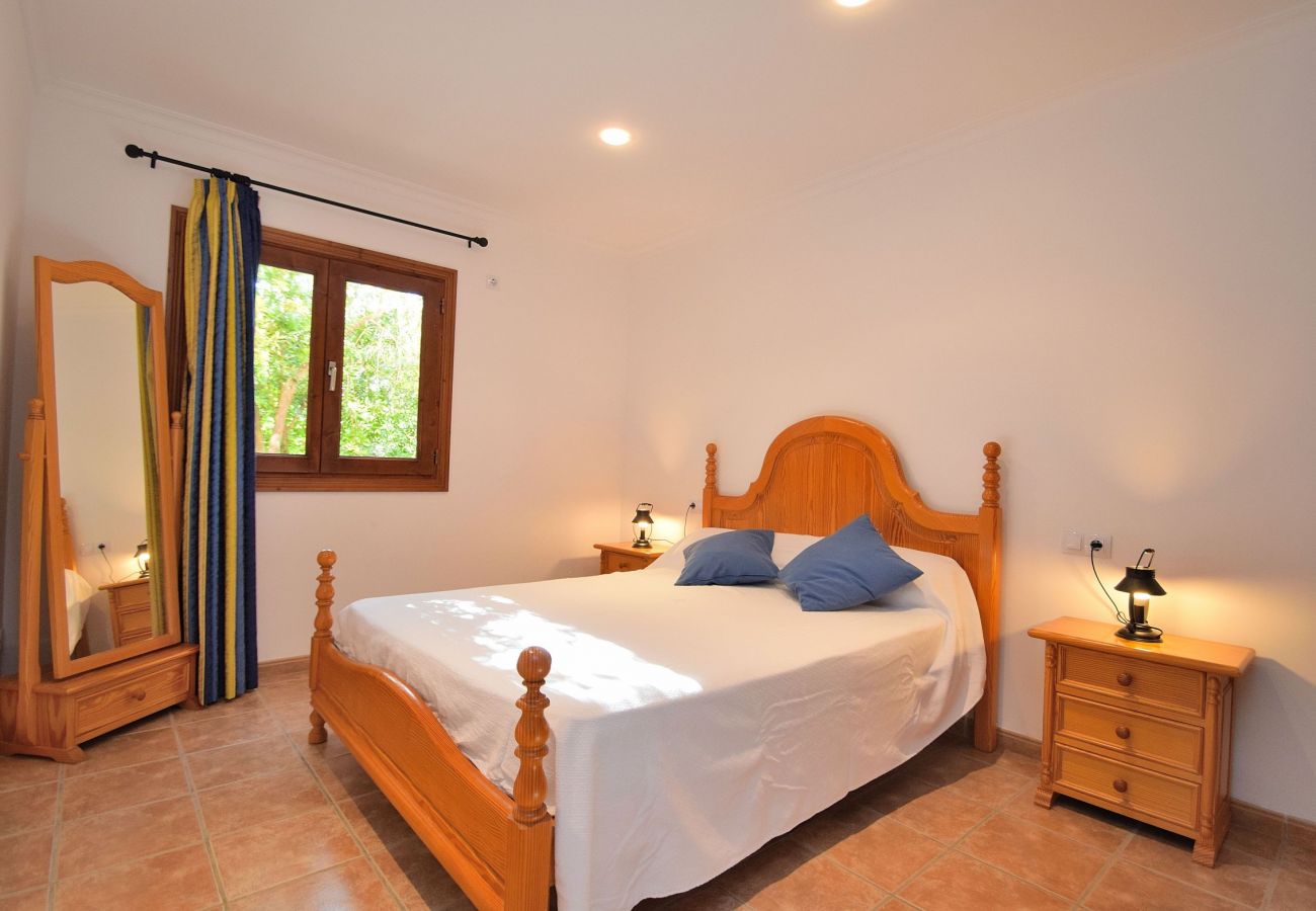 Schlafzimmer mit viel Licht aus der Villa in Sineu