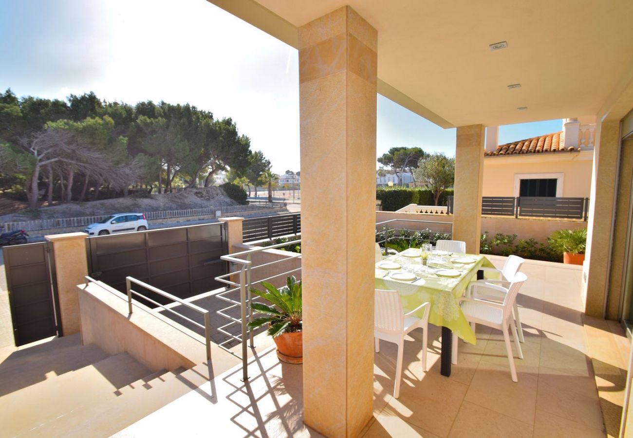 Terrasse der Luxusfinca auf Mallorca can picafort