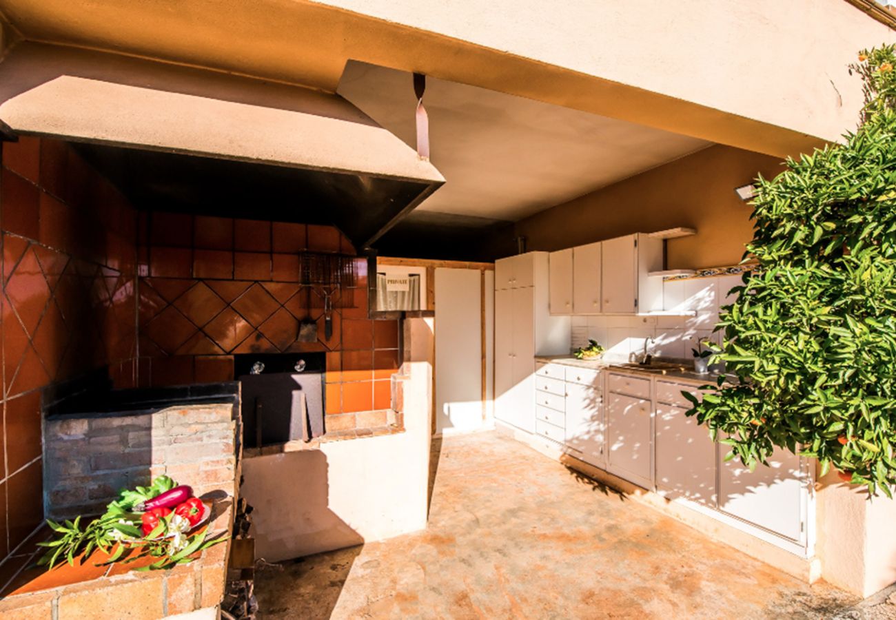 Villa in Llubi - V. Can Rafelino, pool and relax